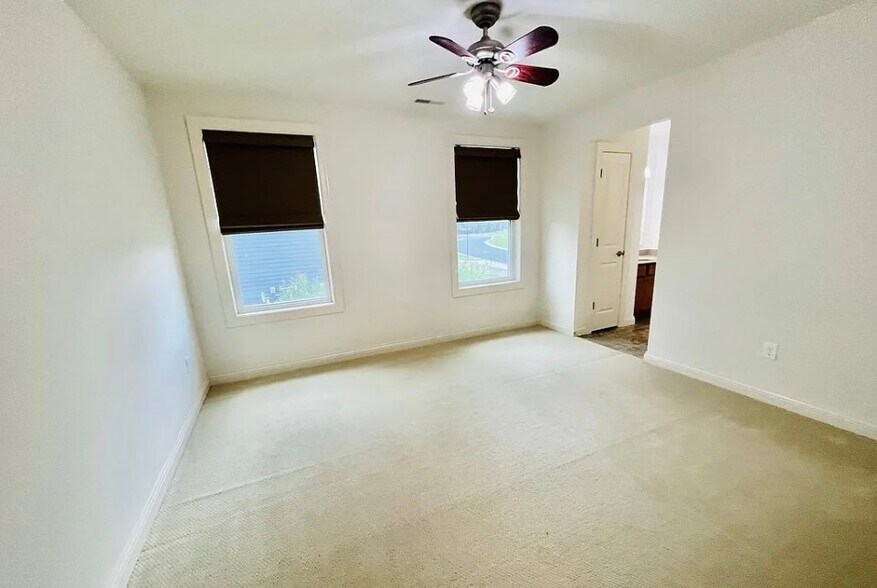 Building Photo - 16499 Beverly Dr