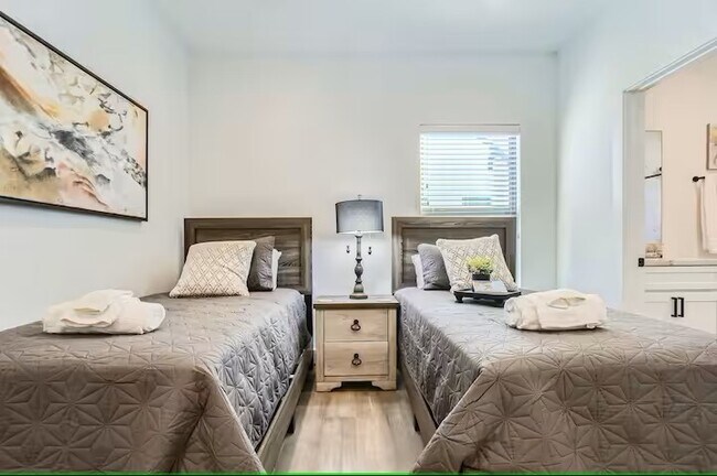 Building Photo - 1528 Chestnut St