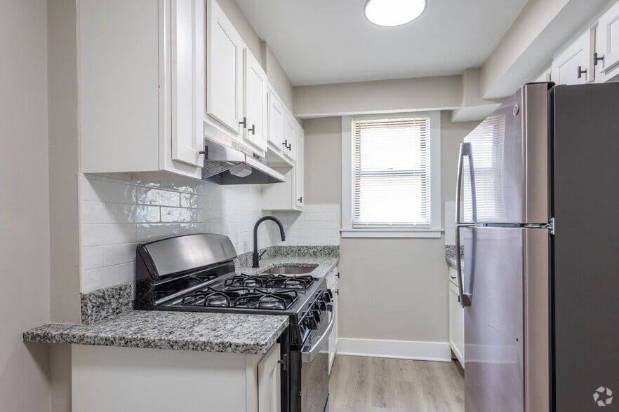 2BR, 1BA - 760SF - Capitol Square Apartments