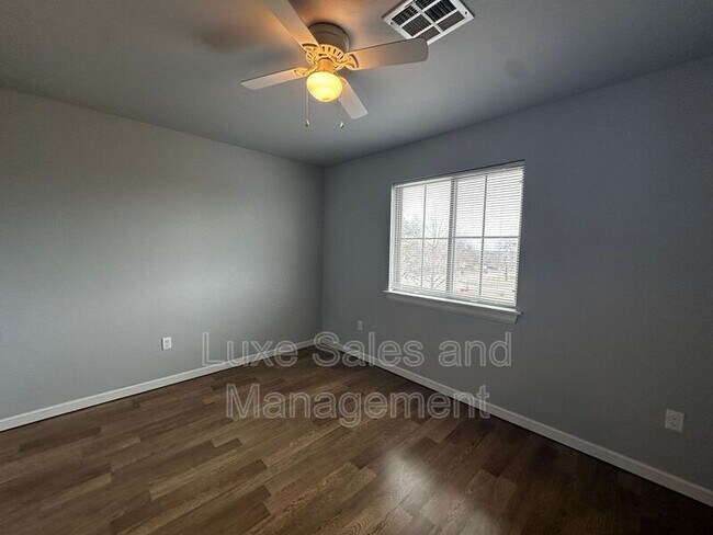 Building Photo - 1120 E Campbell St