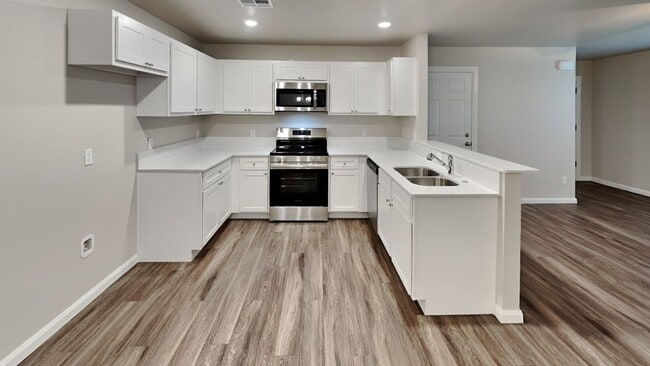 Building Photo - Luxury 3 Bedroom 2 Bathroom Duplex with 2 ...