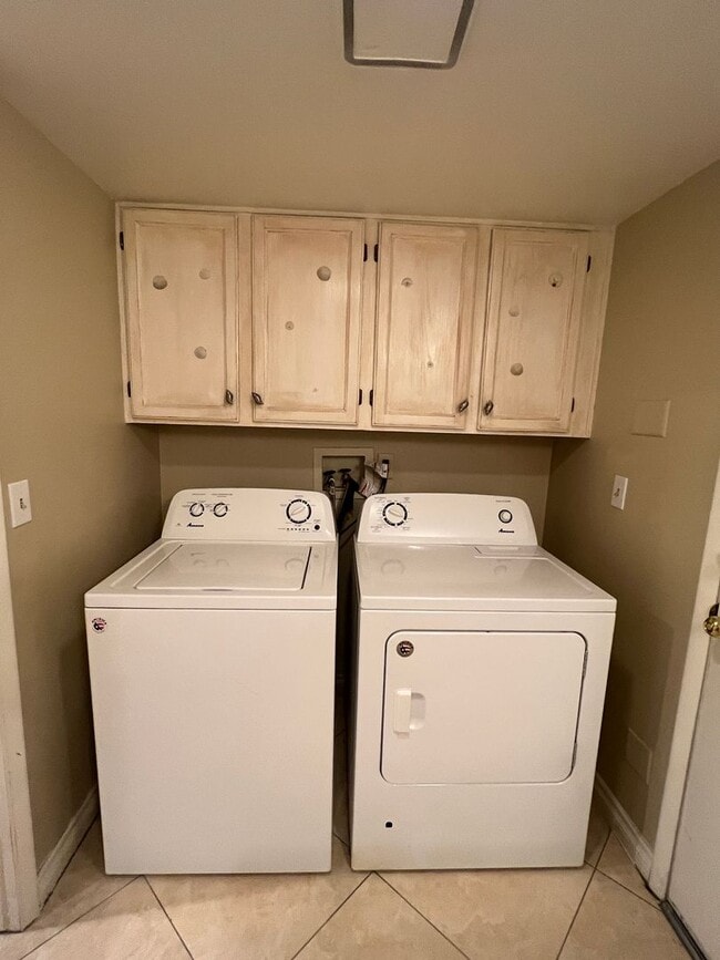 Building Photo - 3 bedroom upgraded Green Valley Home with Pool!