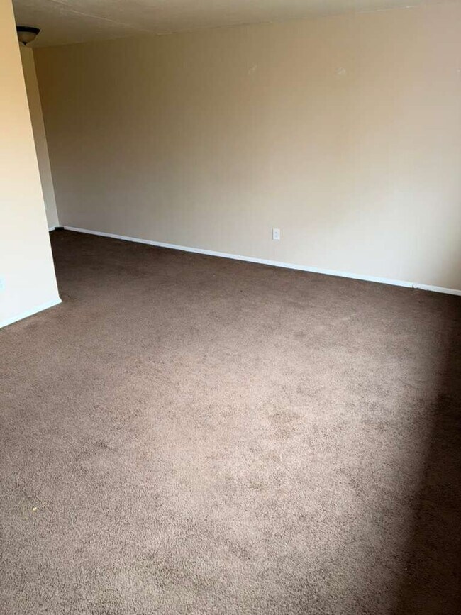 Building Photo - 14815 Euclid Ave