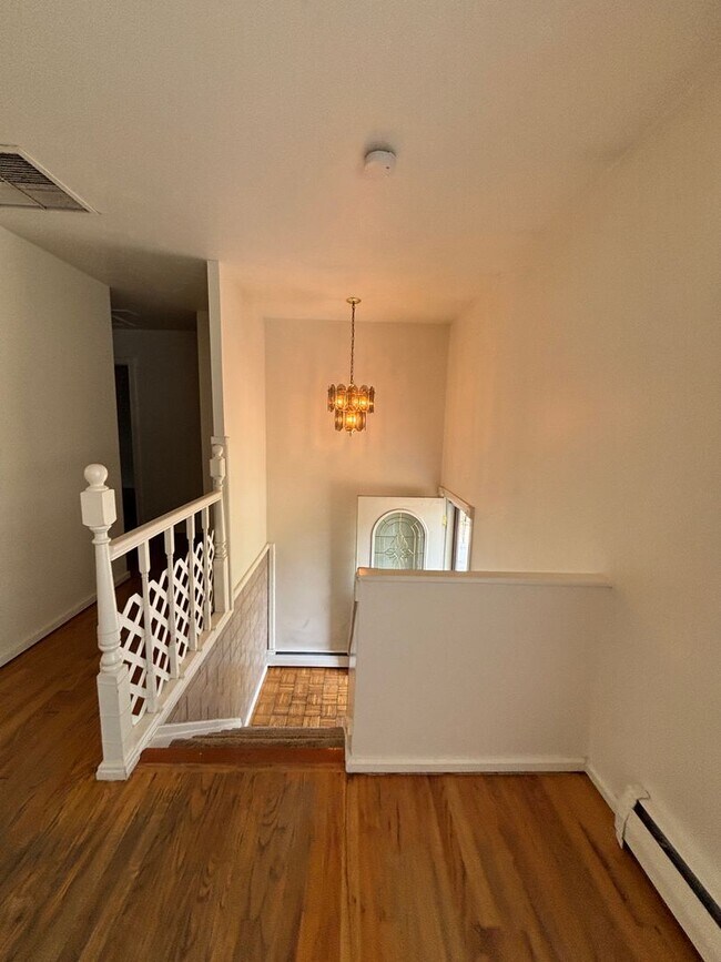 Building Photo - Large bi-level home in Littleton with 1-car garage!