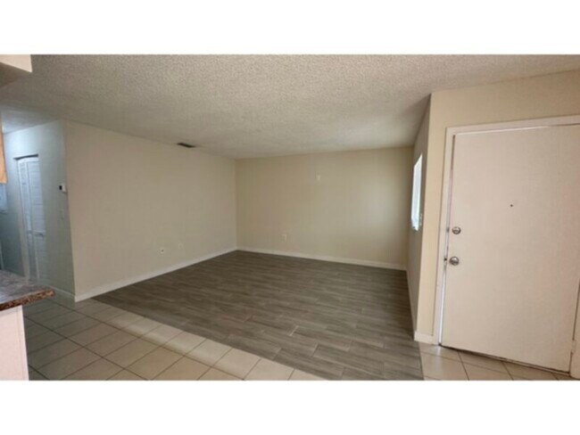 Building Photo - AVAILABLE NOW!  Washer &amp; Dryer Include...