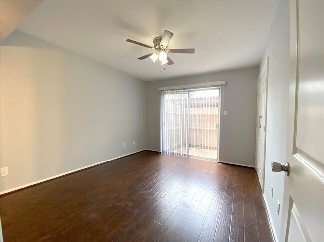 Building Photo - 515 Tallowood Rd