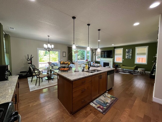 Building Photo - Beautiful 4Bd + 2Ba With Gorgeous Green Vi...