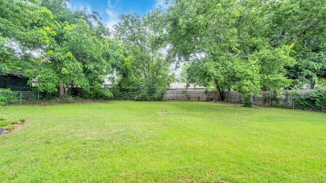 Building Photo - Beautifully Redone 3 Bedroom House! Available for Immediate Move in!