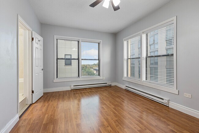 Building Photo - 4520 N Clarendon Ave