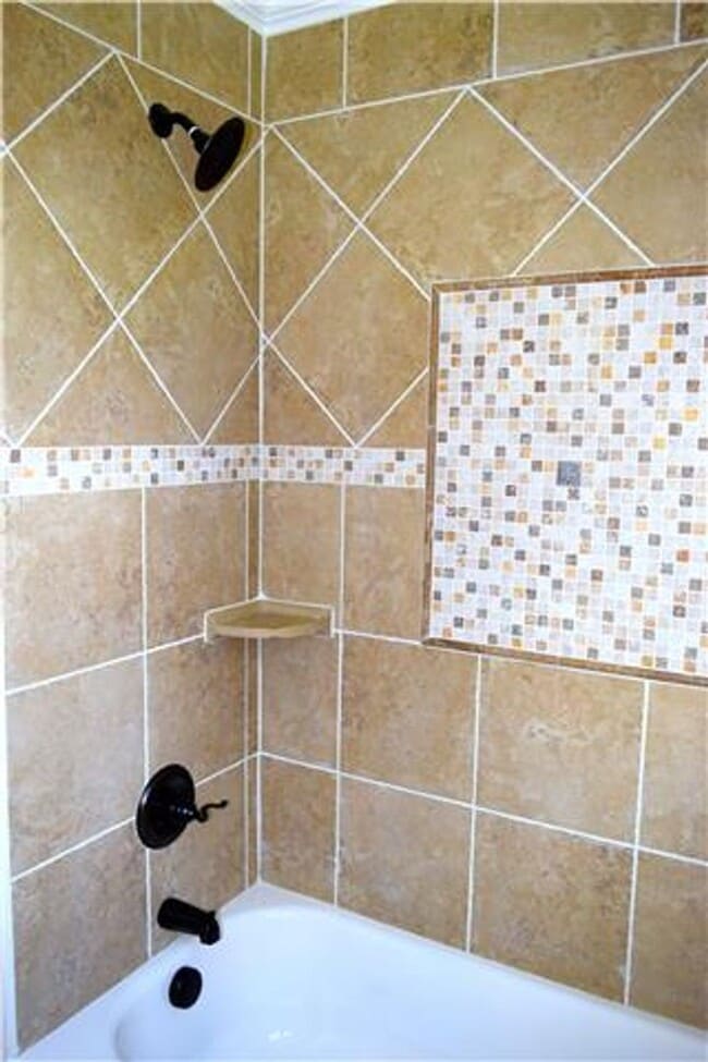 Building Photo - LIKE NEW! Extensive renovation in established Glencliff Estates