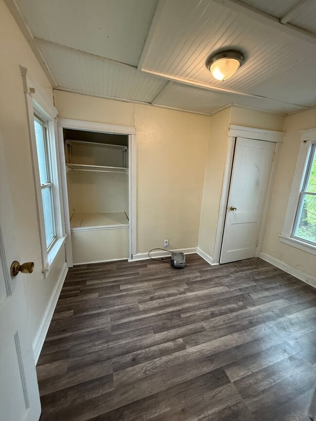Building Photo - Section 8 Accepted! 4br 2ba Home