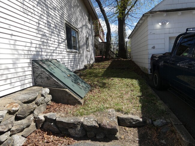 Building Photo - 98 Maple St