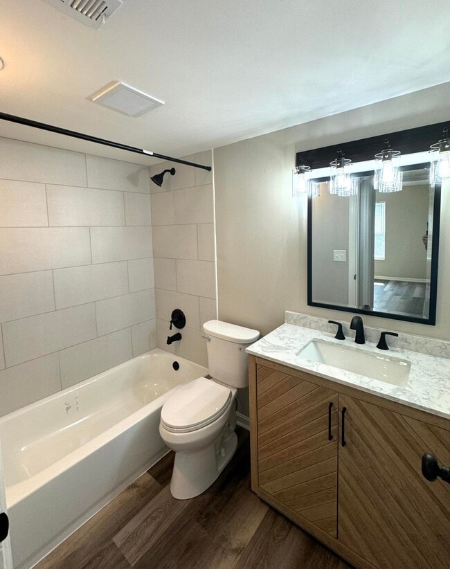 Building Photo - 606 Queensway Ct