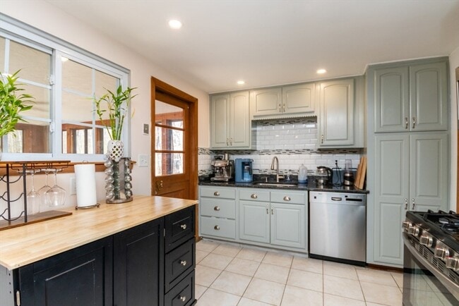 Building Photo - 22 Livoli Rd