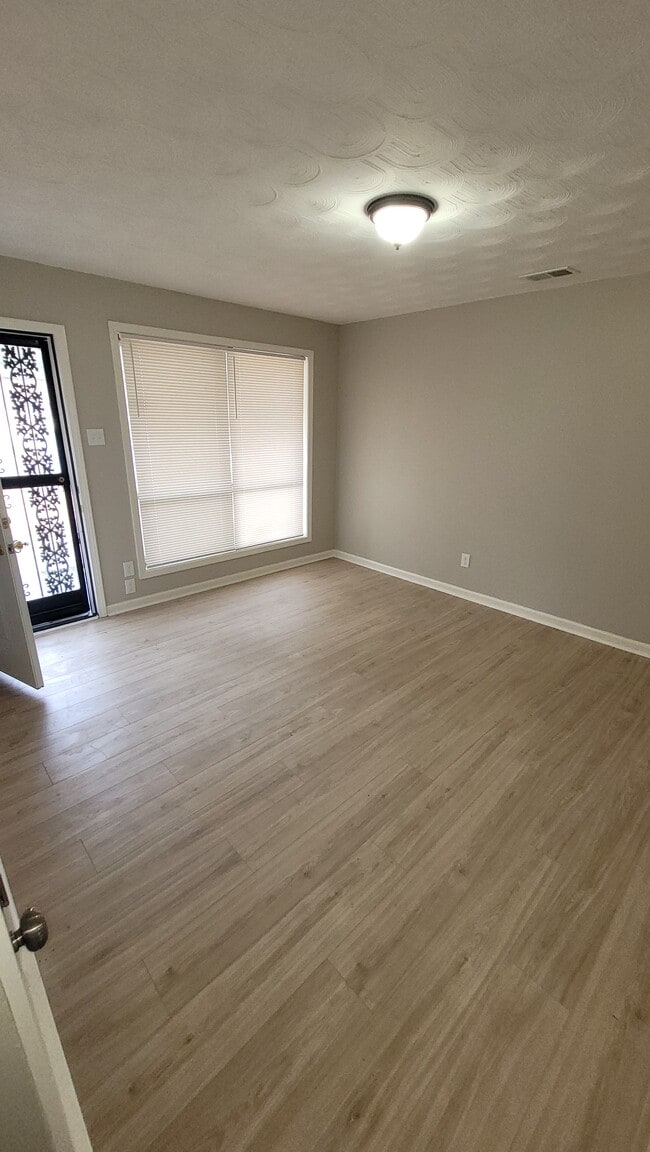 Building Photo - 293 Charter Ave