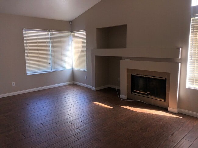 Building Photo - Gorgeous and Large  4 bedroom Custom Single Story Rental Home