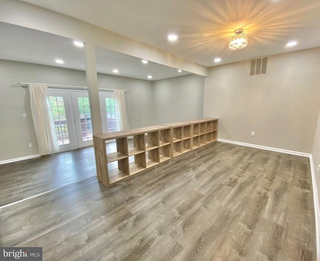 Building Photo - 10323 Hampshire Green Ave