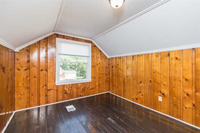 Building Photo - Spacious 4-Bed, 2-Bath Home for Comfortabl...