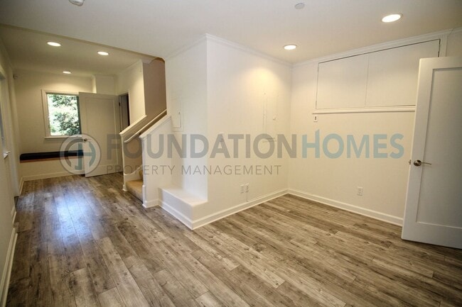 Building Photo - 309 Crown Rd