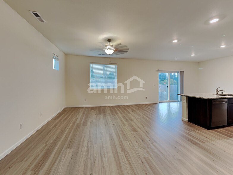 Building Photo - 1307 W 15th Ave