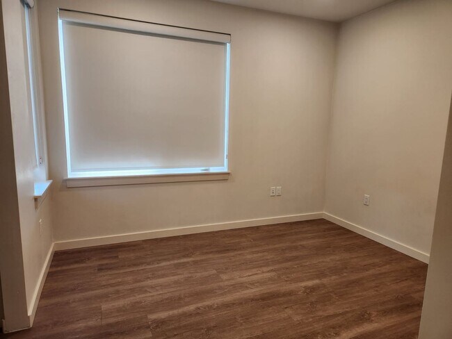 Building Photo - Ground Floor, Corner Unit 2 Bed/2 Bath Flat - This is a specially designed ADA Unit