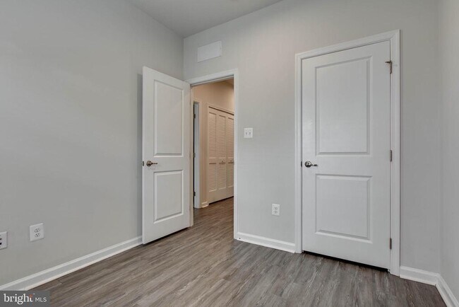 Building Photo - 3004 Cornfield Ave