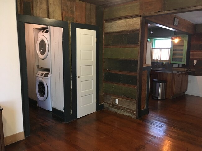 Building Photo - 1303 E 3rd St