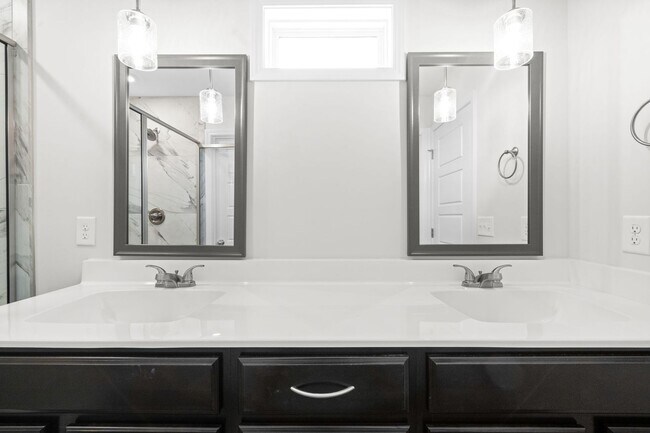 Building Photo - Pet Friendly Three Bedroom!