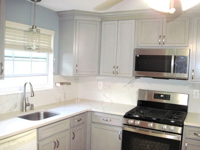 Building Photo - 1079 Blue Hills Ave