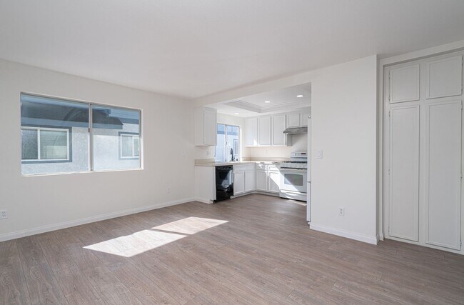 Building Photo - Costa Mesa Townhome with Loft | 2BR, 2.5BA...