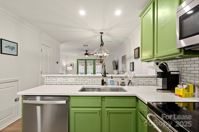 Building Photo - 1318 Green Oaks Ln