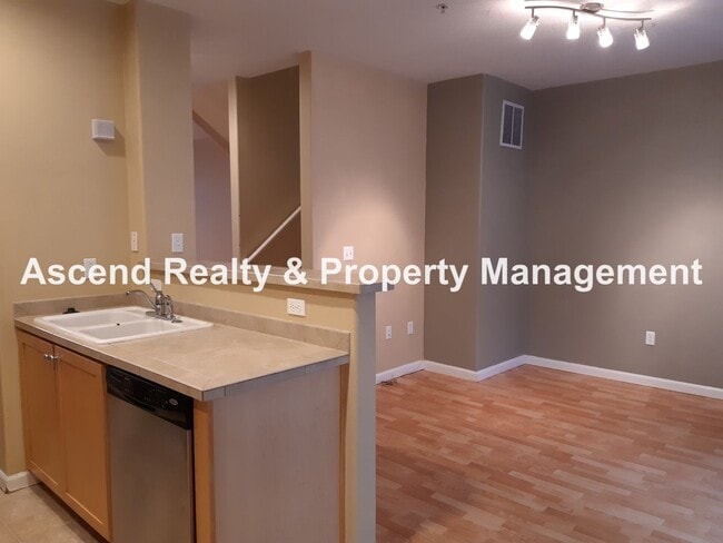 Building Photo - Sexton Mtn 3 Bed End Unit Townhome, Huge G...