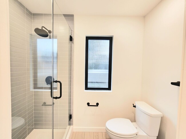 Building Photo - Meticulously renovated 2 bedroom duplex home in central San Mateo