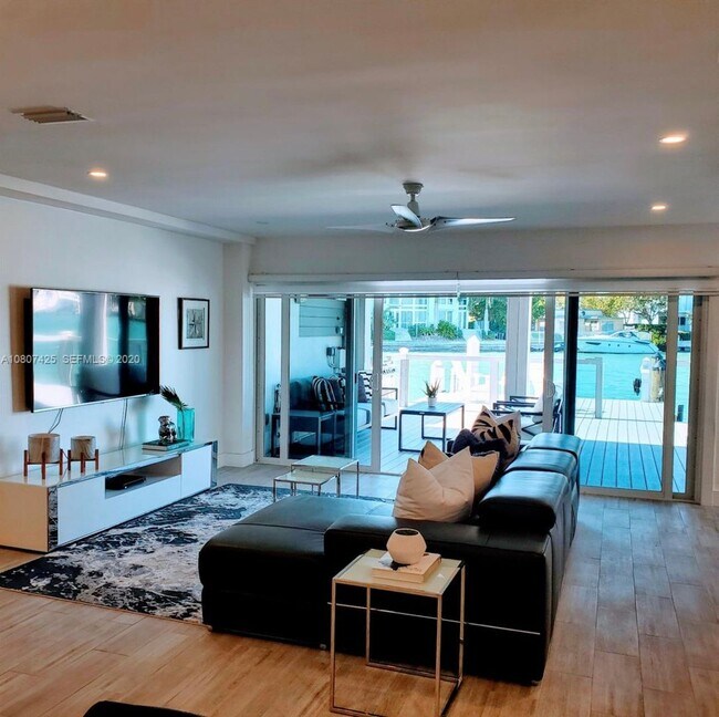 Building Photo - Beautiful waterfront townhouse in the heart of Miami