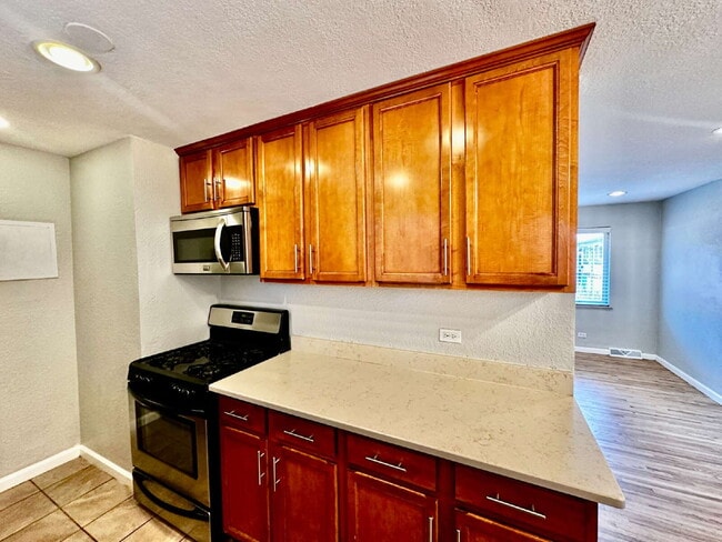 Building Photo - Cozy Home in Sunnyside!