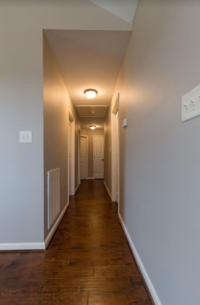 Building Photo - 3 Bedroom Dog Friendly Home For Rent!
