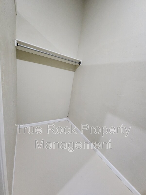 Building Photo - 208 E MAIN, Apt #3 (BILLS PAID- not including tv or wifi)