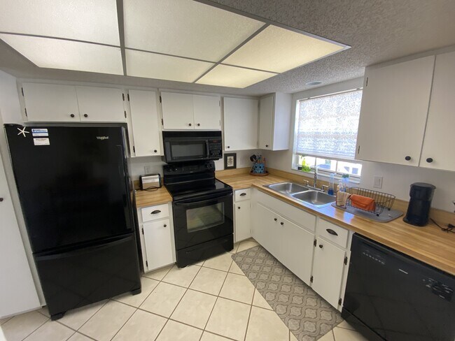 Building Photo - 944 Capri Isles Blvd