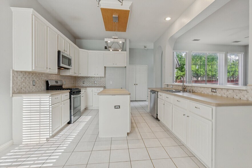 Building Photo - 8400 Pipestone Dr