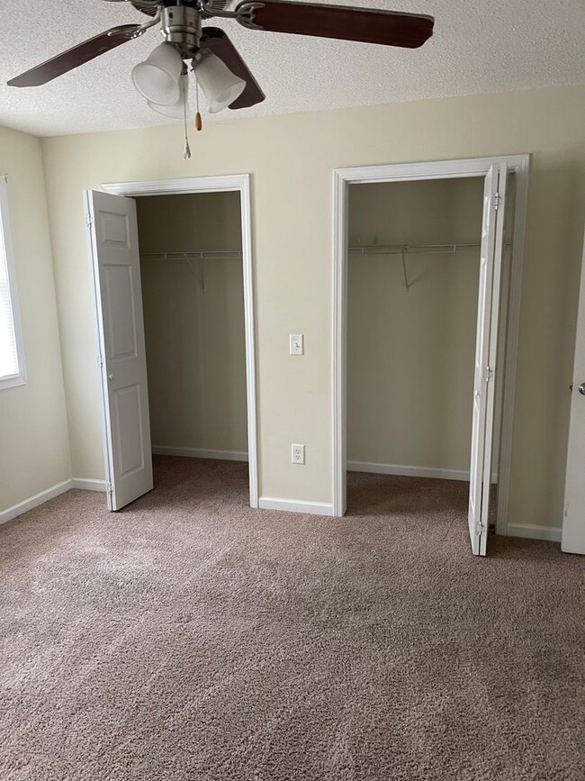 Building Photo - 2 Bdrm/1 Full & 2 Half Bath Condo ? Gray/J...