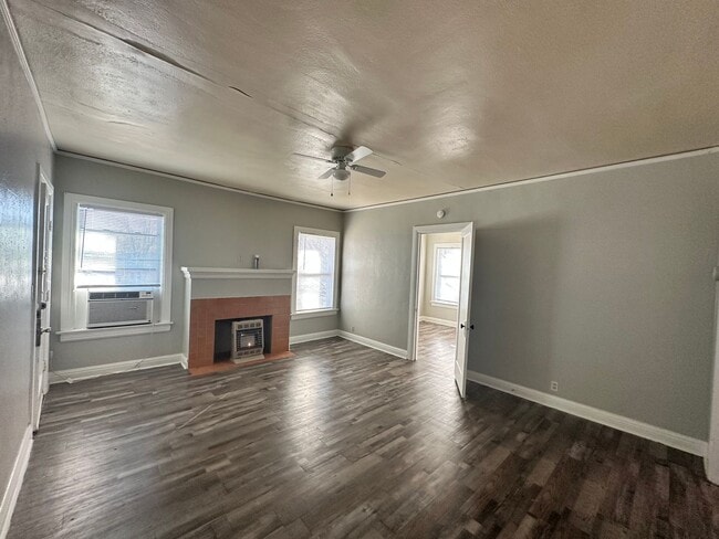 Building Photo - 216 W Oak Ave