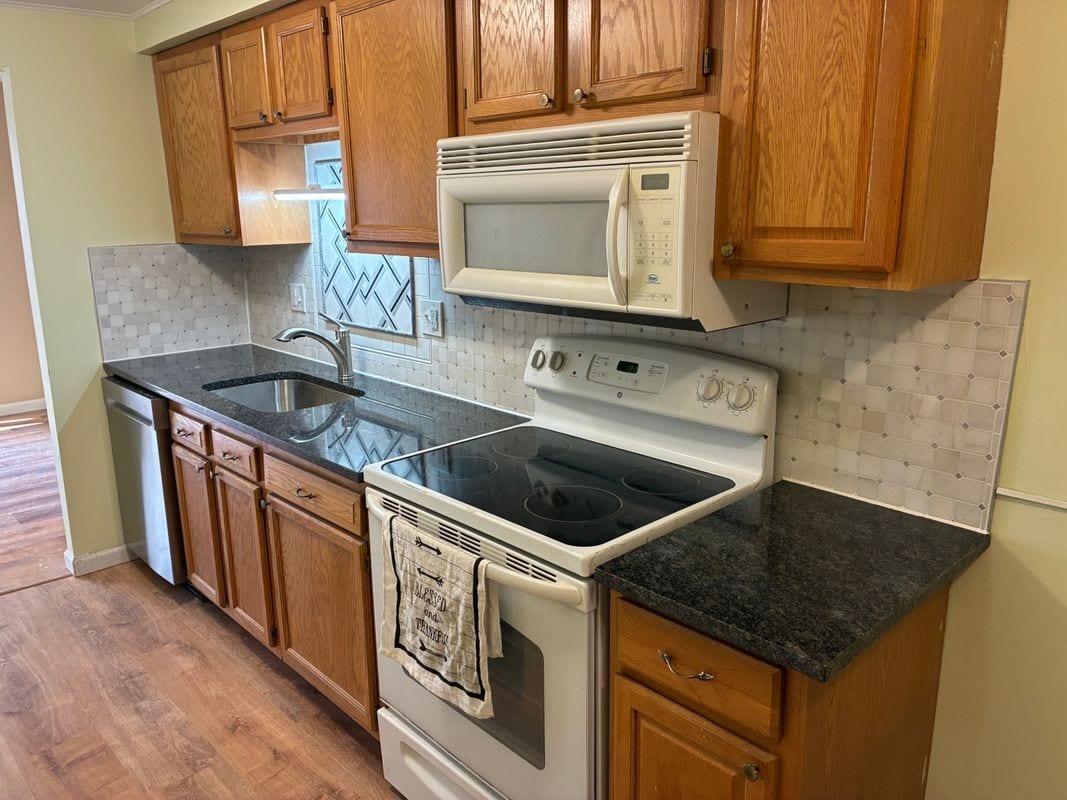 Building Photo - 17082 Kingsbrooke Dr