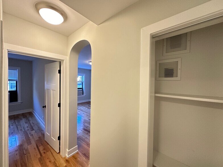 Building Photo - 562 W Arlington Pl