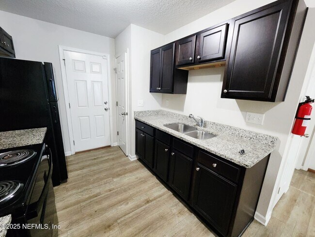 Building Photo - 514 E 63rd St