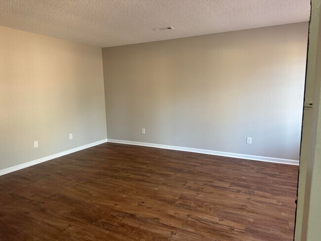 Building Photo - MOVE IN SPECIAL: $500 OFF 1ST FULL MONTH'S RENT!**