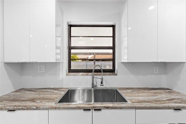Building Photo - 5402 SW 138th Pl