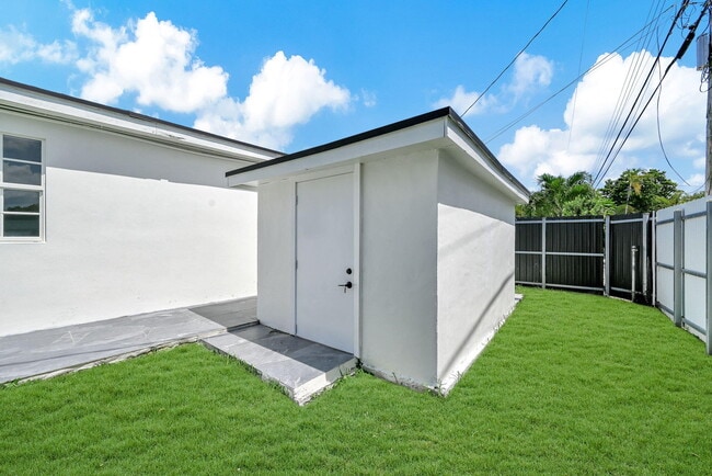 Building Photo - 4040 SW 108th Ave