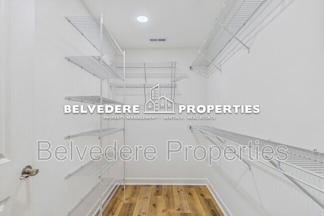 Building Photo - 2322 Fernwood Dr