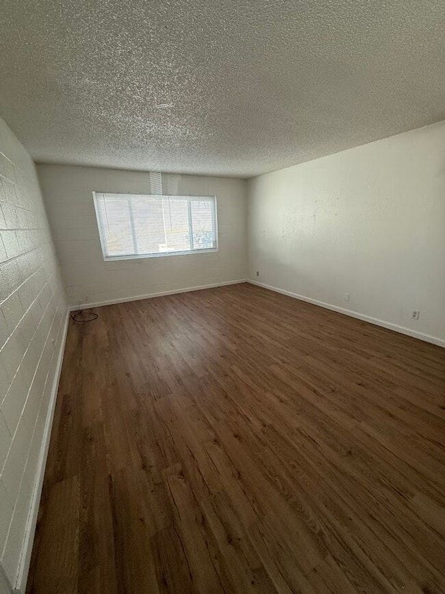 Building Photo - Updated 2 Bed/ 1 Bath