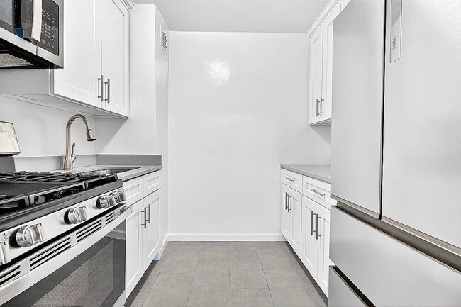 Building Photo - 2244 Bronx Pk E